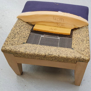 Tabouret  carré en réfection, avec différentes couches de mousses.