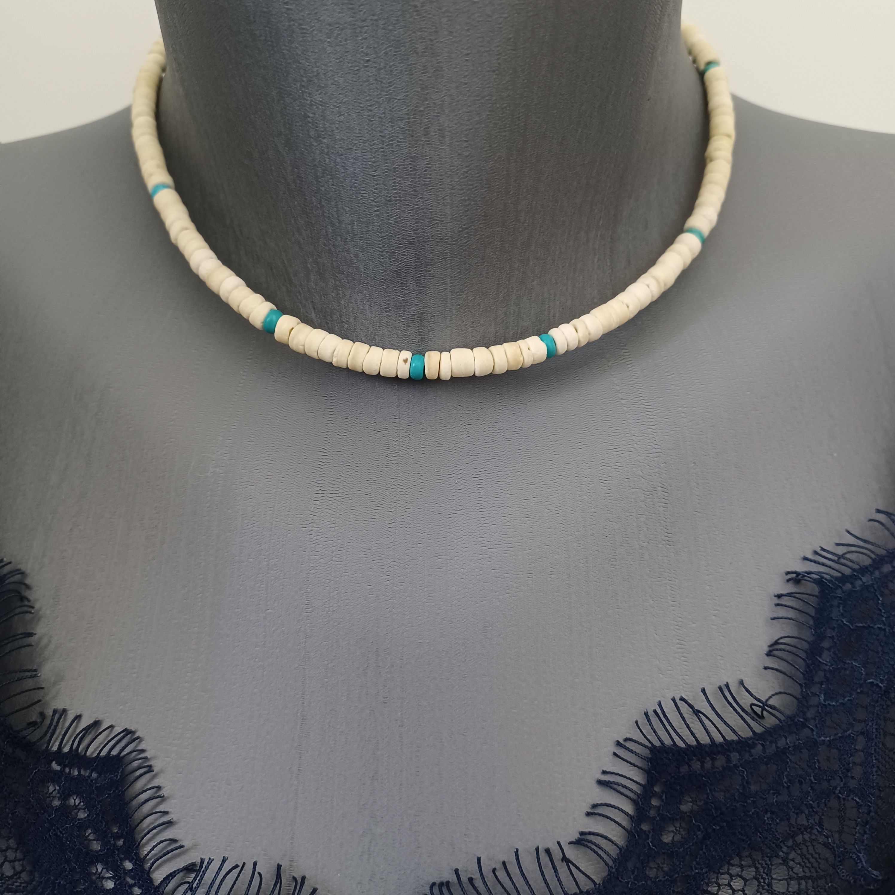 Collier ras de cou perles bois naturel et turquoises