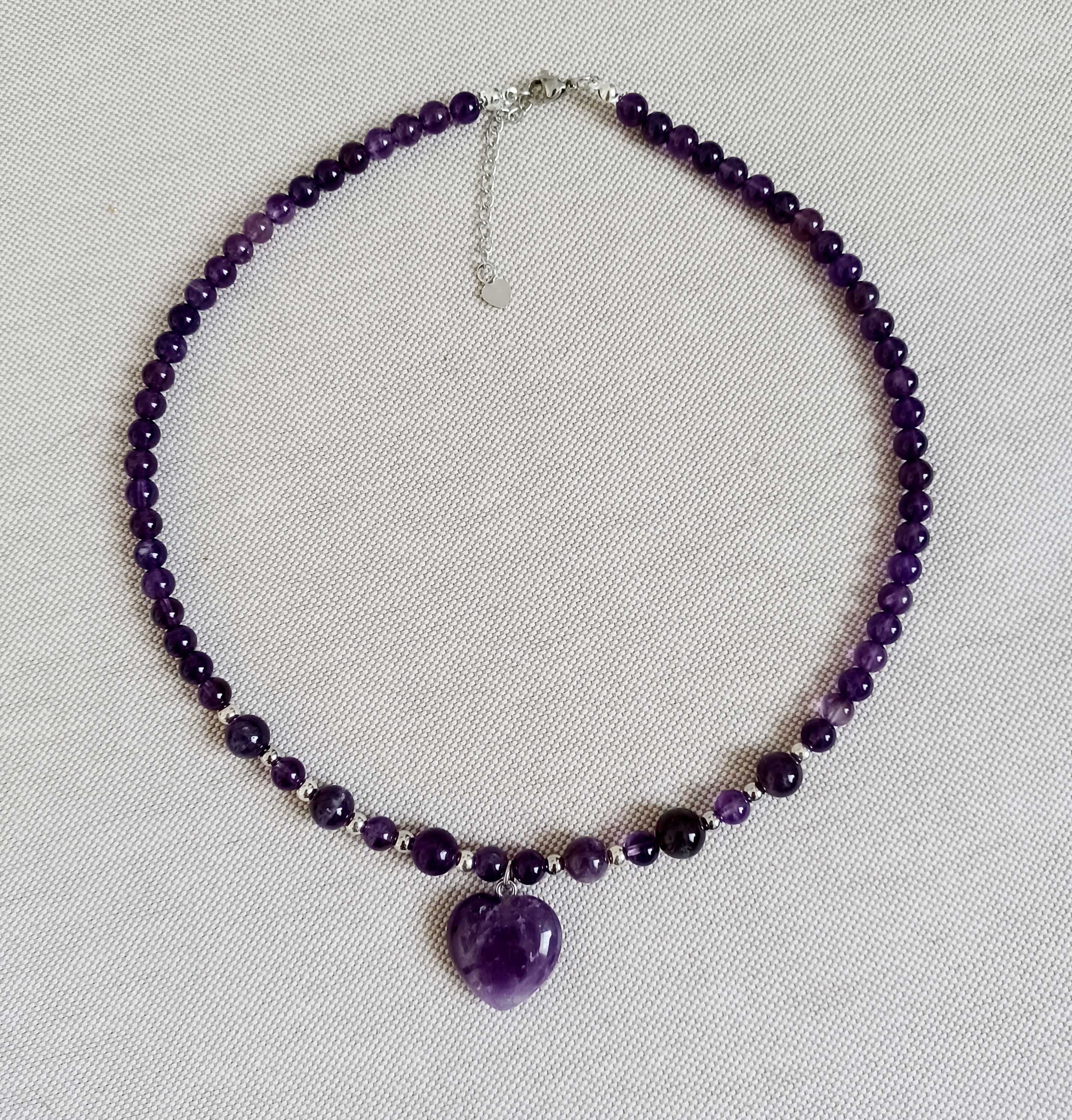 Collier perles et cœur en pierres naturelles d'améthyste