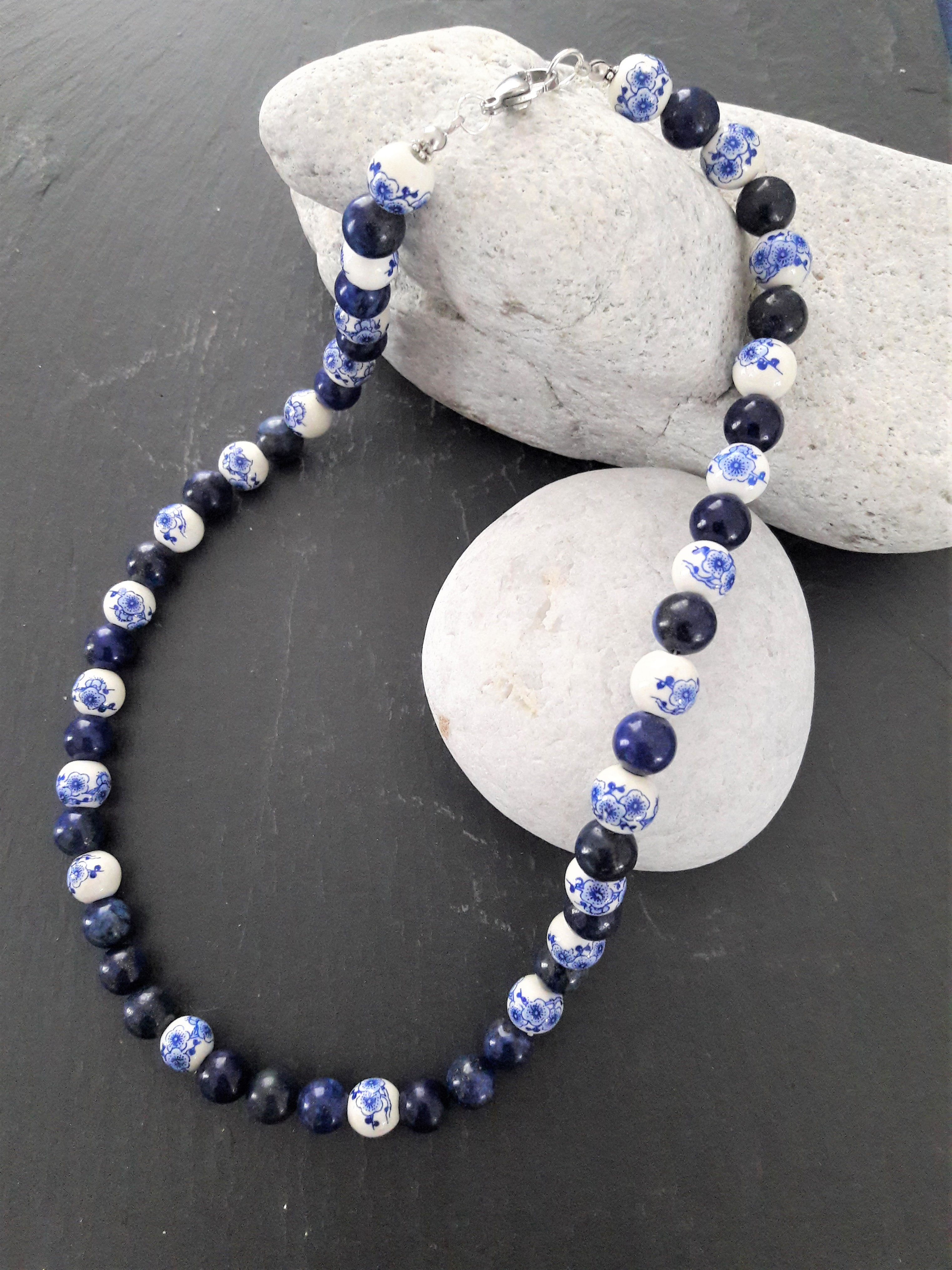 Collier 56 cm perles naturelles de lapis lazuli et porcelaine véritable