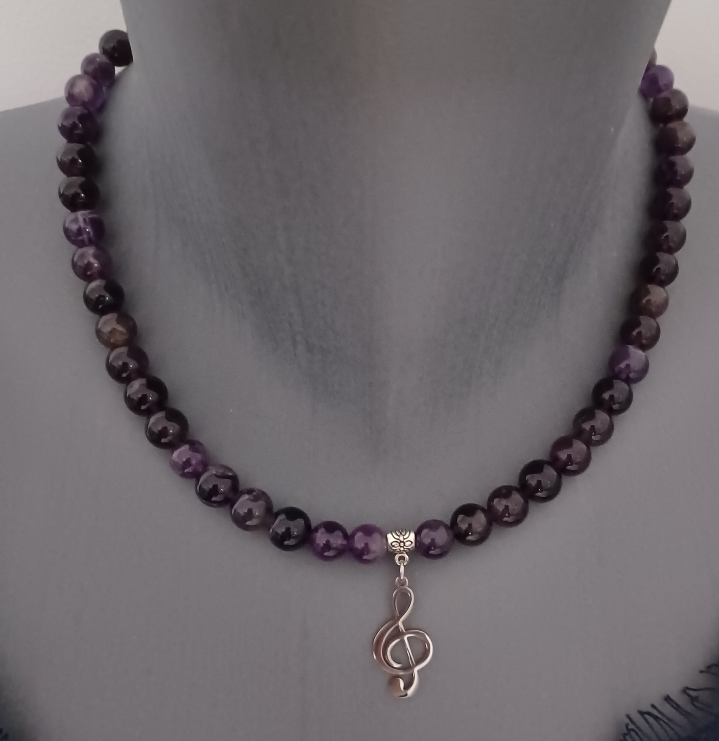 Collier perles pierre naturelle d'améthyste 46 cm Pendentif 3 cm Clé de Sol