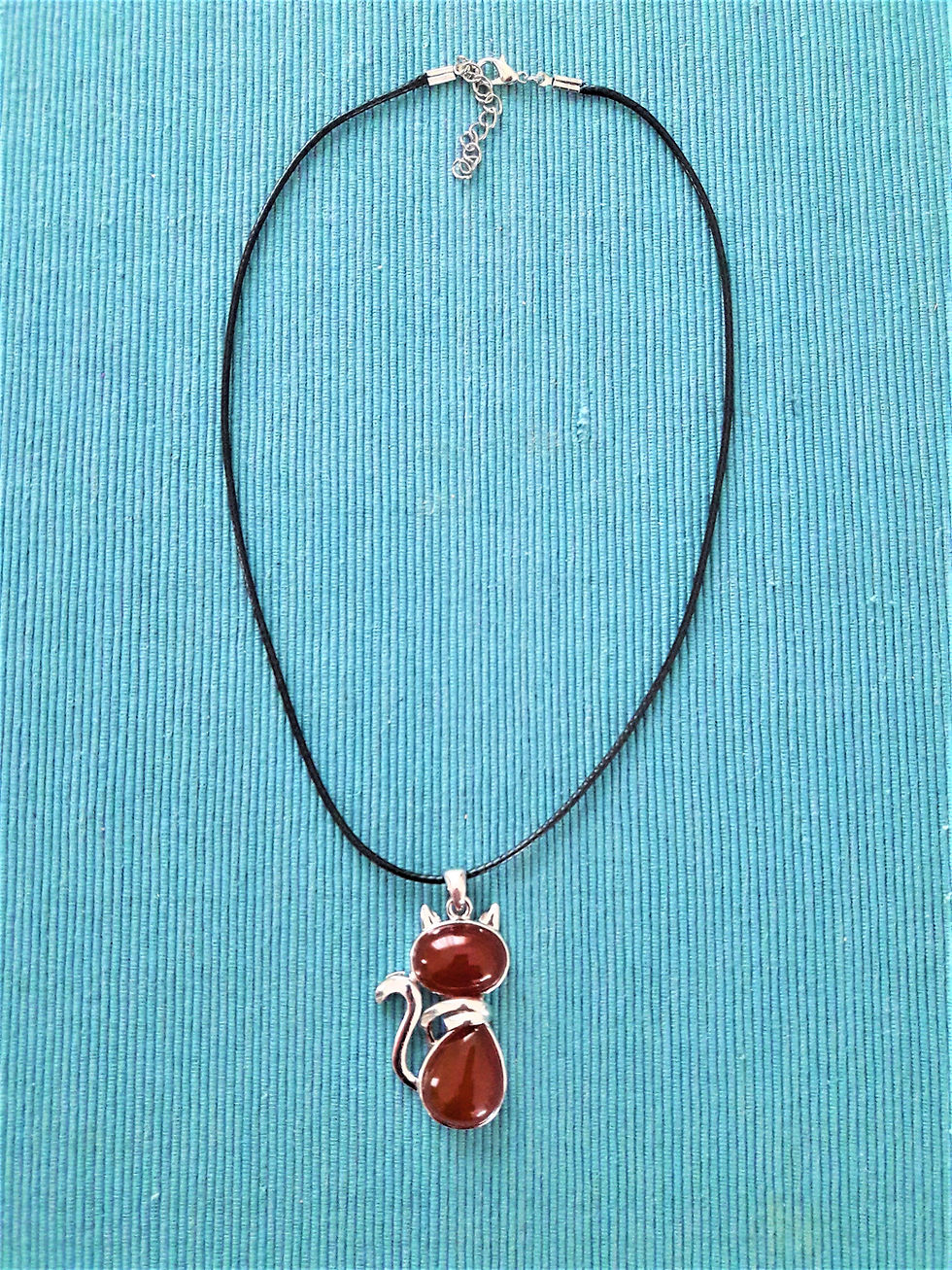 Collier cordon tressé pendentif chat cornaline