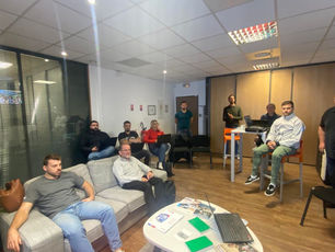 🛠️💡 Notre Équipe d'Experts en Pleine Réunion Technique ! 💡🛠️