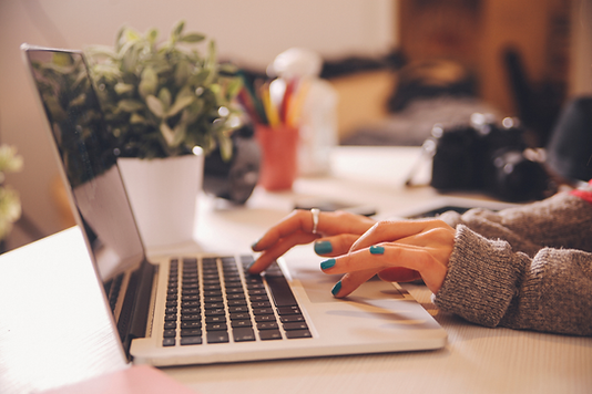 Assistante digitale freelance travaillant à distance