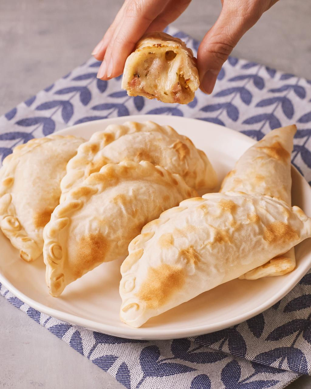 EMPANADAS Jamón y queso / Ham &amp; cheese (6 Unidades / 6 Units)