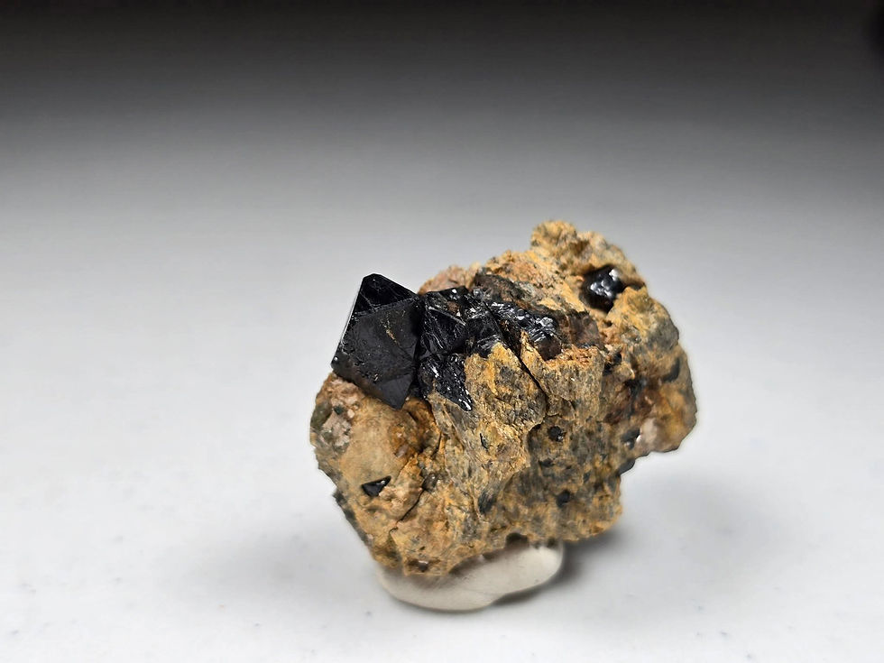 Thumbnail: Spinel, Forsterite 