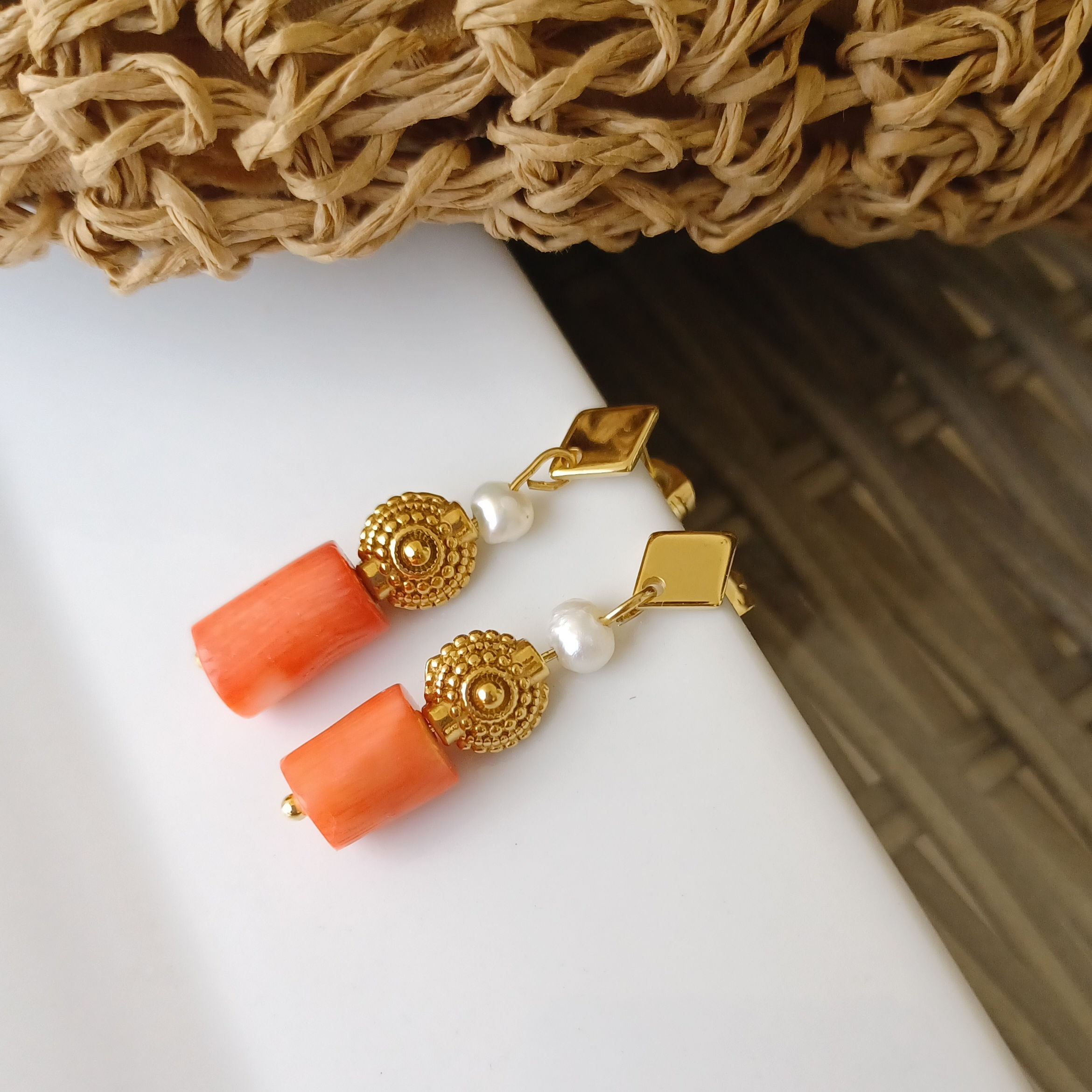 EARRINGS WITH CORAL BEADS 