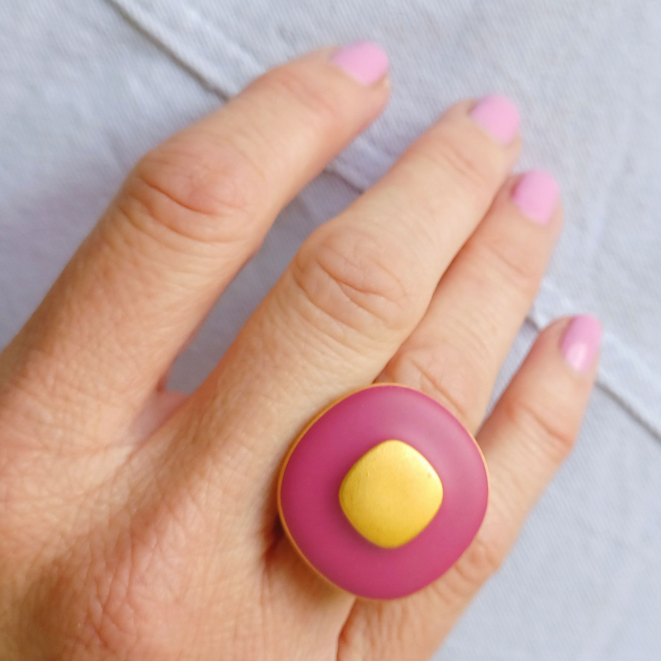 HANDMADE RING WITH A FUCHSIA BUTTON