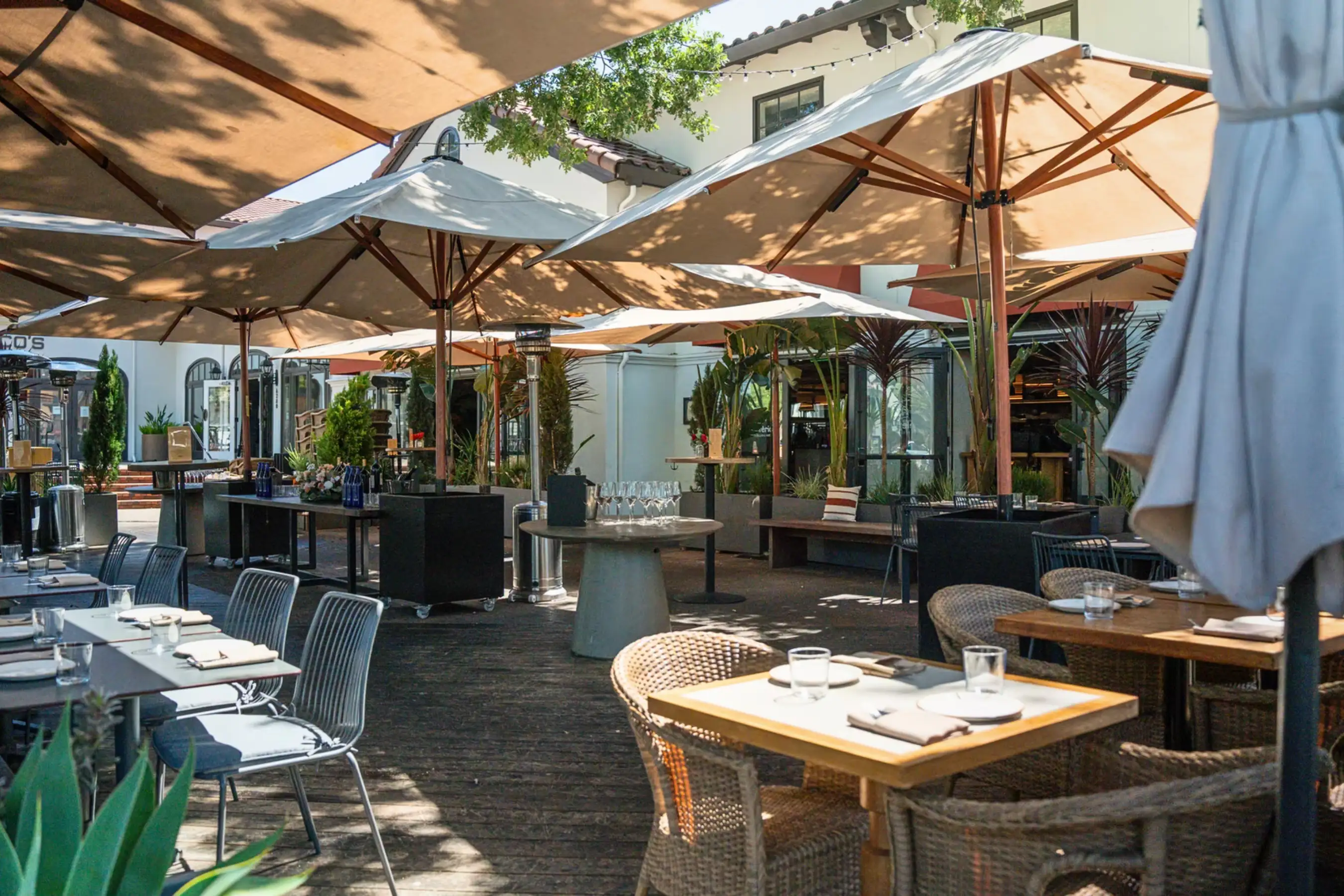 Outdoor patio terrace with fairy lights at Telefèric Barcelona Los Gatos