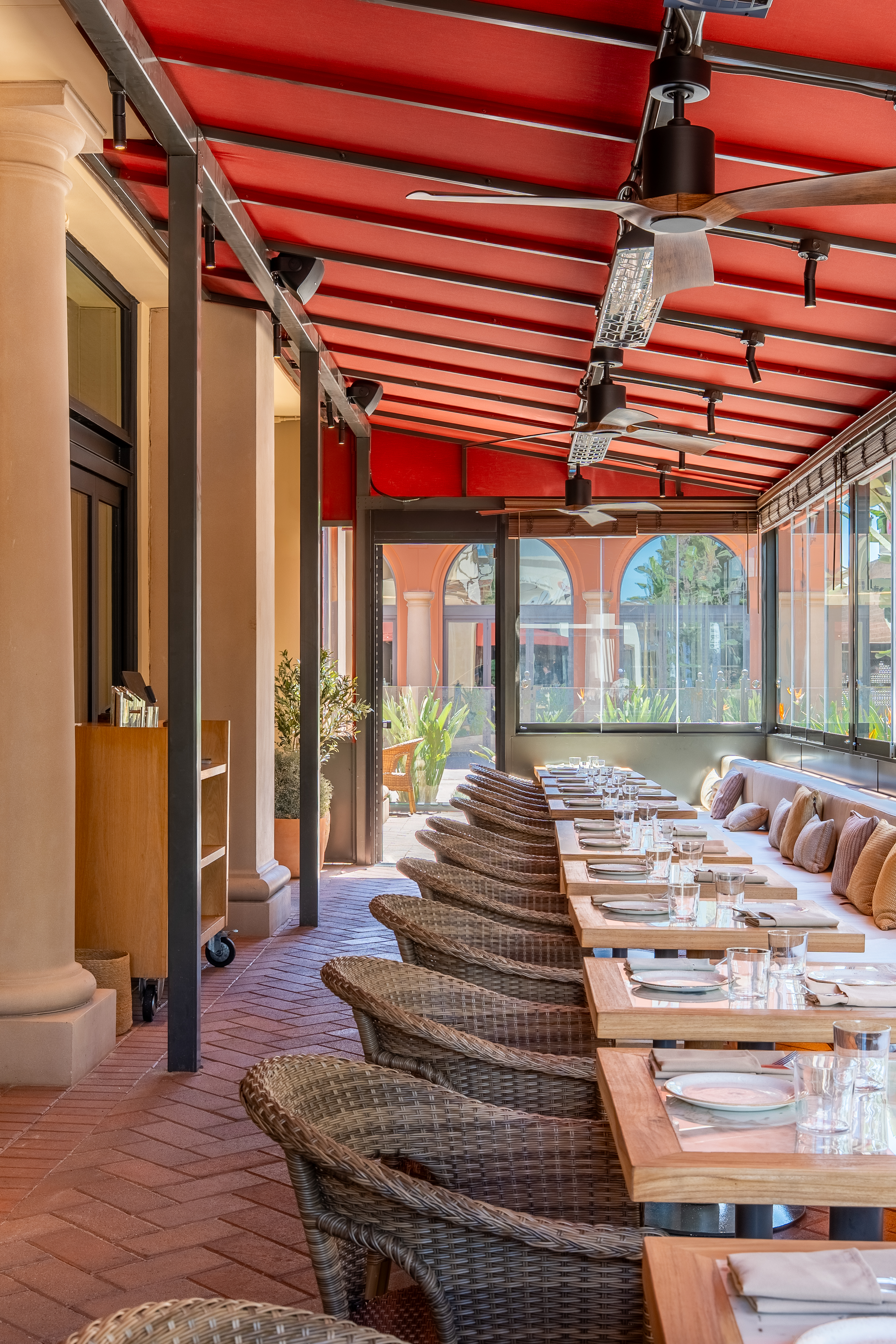 Telefèric Barcelona Newport Beach — dining space