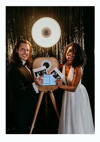 cotswolds-luxury-photo-booth-with-wedding-couple