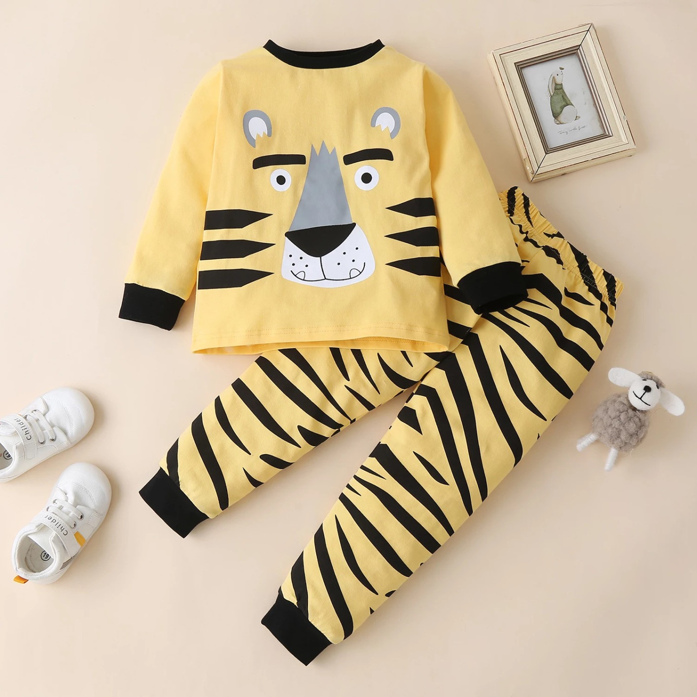 Conjunto de pijama de tigre para rapazes . Roupa de inverno quente para dormir .