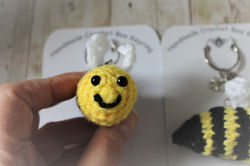 crochet - Bee Keyring close-up - face with gift card