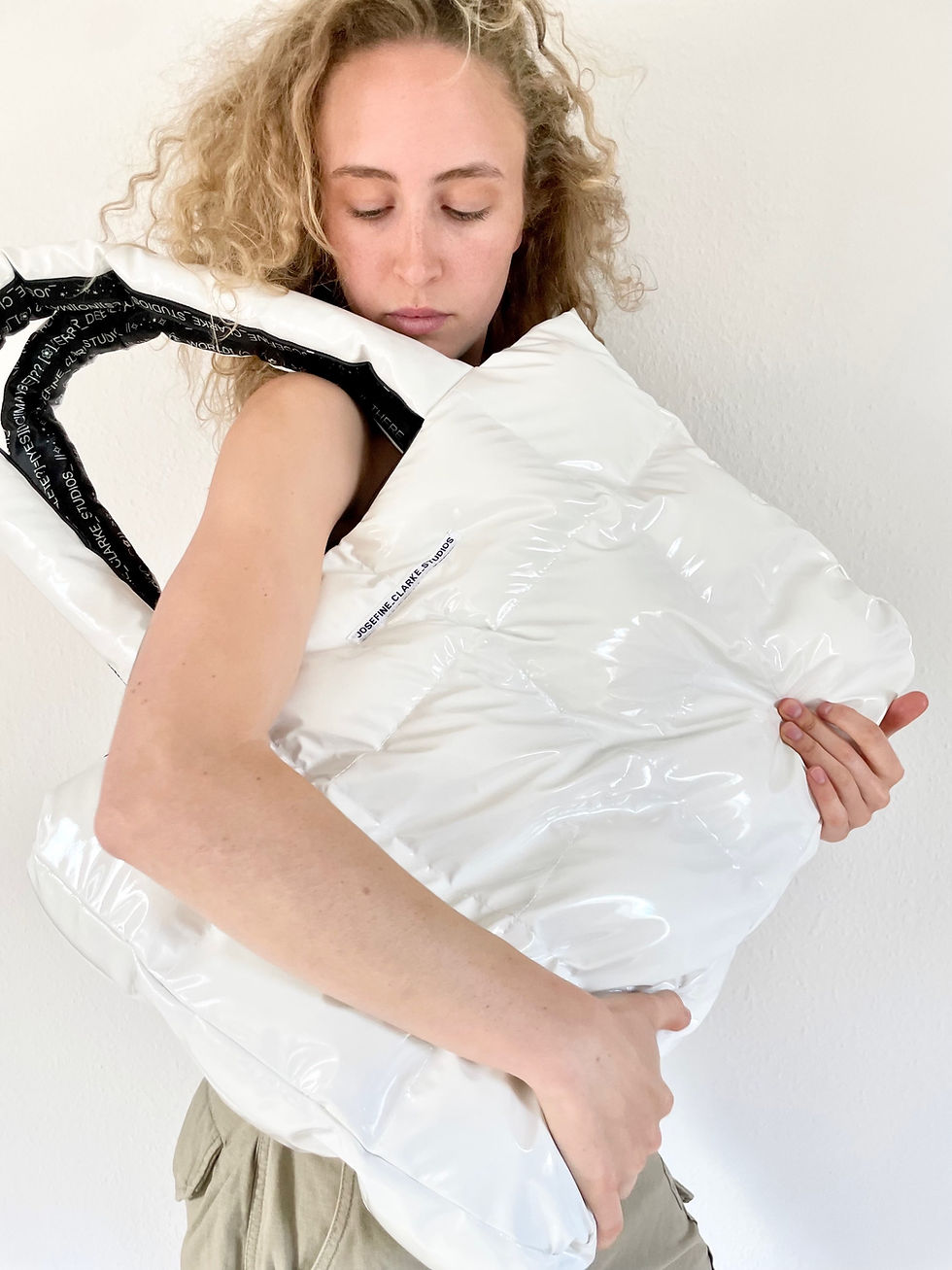 GLOSSY WHITE BIG REVERSIBLE LOGO PUFFER BAG