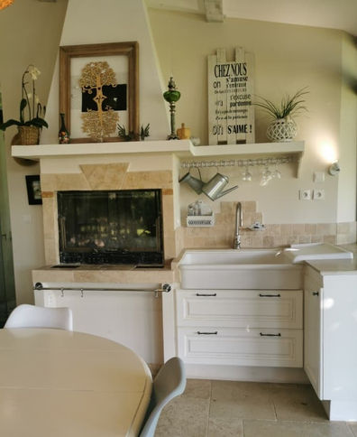 Cheminée et cuisine avec texte visible, L'intérieur, confort et charme en Provence dans le Vaucluse.