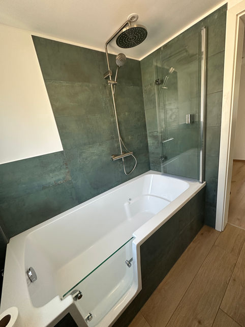 Duschbadewanne im kleinen Badezimmer mit platzsparender Gestaltung