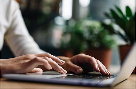 Dame som skriver på pc