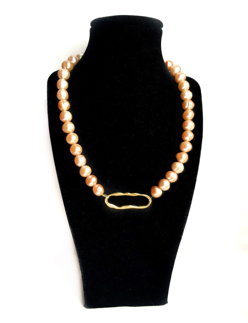 Gold plated geometric charm peach freshwater pearl choker with magnetic clasp