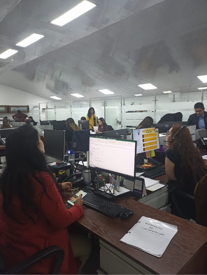 Oficina antigua con escritorios desordenados y diseño saturado antes de la remodelación corporativa