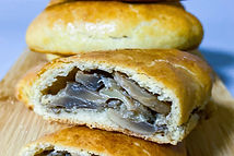 Homemade buns wit mushrooms, bandeles su grybais