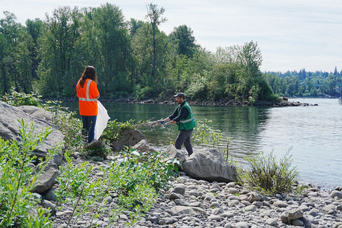 SOLVE volunteers removing debris during Waterway Cleanup Series