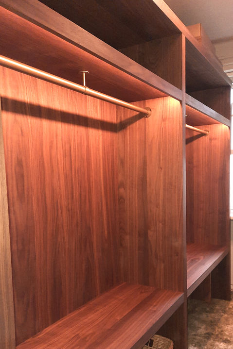 Garderobekast uit MDF met noten fineer.