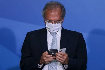 Guedes diz que auxílio emergencial pode voltar se vacinação fracassar, mas medida exigirá sacrifício