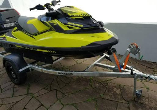 Jetski desprende de veículo, atinge carro e deixa duas pessoas feridas