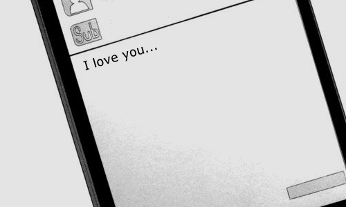 Tela de celular, em um aplicativo de mensagem com a mensagem I Love You... digitada.