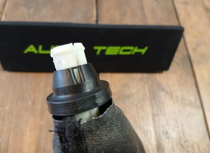 Thumbnail: VW Caddy MK4 LEATHER Gear Knob Golf Ball  *PREMIUM*  2016-2020 6  Speed