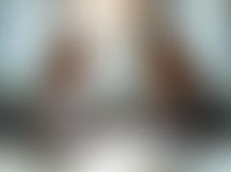 Fotorealistische Beratungsszene: Beraterin zeigt mit Stift auf neutrale Dokumente für Klienten mit sorgenvoll-hoffnungsvollem Blick, modernes Büroambiente mit Blick auf eine verschwommene Stadtansicht.