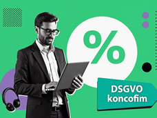 Mann mit Umschlag blickt auf Laptop vor grünem Hintergrund mit Kreis (Prozentzeichen) und Form (DSGVO konform).