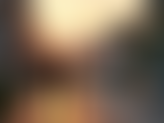 Fotorealistischer Kontrast Stadt vs. Agglomeration: Junge Person hastet in dichter Schweizer Innenstadt, während im Hintergrund eine andere Person entspannt vor einem Einfamilienhaus mit Blick auf grüne Hügel im Sonnenuntergang steht. Spaltendes Design symbolisiert die Wahl zwischen urbanem Stress und suburbaner Weite und Wohnqualität.