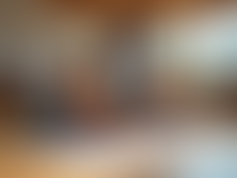 Fotorealistische junge Schweizer Familie in einem hellen Mehrzweckraum: Ein Kind übt Violine, das andere Kind zeichnet Sportmotive, die Eltern lächeln unterstützend im Hintergrund.