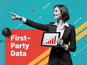 Stilistische Collage-Illustration einer entschlossenen Geschäftsfrau mit Tablet, die auf Datengraphen zeigt. Hintergrund: rot-blaue geometrische Formen, gelbe Streifen, 'First-Party Data' Schriftzug.