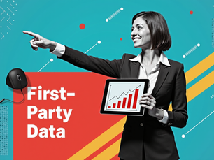 Stilistische Collage-Illustration einer entschlossenen Geschäftsfrau mit Tablet, die auf Datengraphen zeigt. Hintergrund: rot-blaue geometrische Formen, gelbe Streifen, 'First-Party Data' Schriftzug.