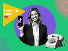 Collage-Illustration im Retro-Stil einer lächelnden digitalen Marketing-Expertin, die ein Smartphone mit TikTok-Logo hält. Im Hintergrund ein lilafarbener Kreis, eine gelbe Form mit 'Marketing Schweiz' und ein blaues Halbtonmuster. Rechts unten ein Wähltelefon mit Schweizer Flagge, oben rechts pinke diagonale Streifen.