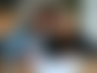 Junges deutsch-österreichisches Paar studiert konzentriert eine unleserliche Abrechnung an einem hellen Tisch. Die Person zeigt mit einem Stift auf das Dokument.