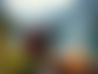 Fotorealistische Schweizer Feuerstelle mit Paar beim Zubereiten von Essen über offenem Feuer, umgeben von Bergsee und Alpengipfeln. Warme, naturnahe Atmosphäre.