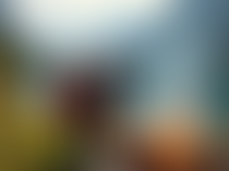 Fotorealistische Schweizer Feuerstelle mit Paar beim Zubereiten von Essen über offenem Feuer, umgeben von Bergsee und Alpengipfeln. Warme, naturnahe Atmosphäre.