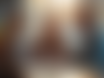 Drei junge bis mittelalte Personen in hellem Café oder Gemeinschaftsraum, engagiert im Gespräch. Eine Person lacht herzlich, während die andere aufmerksam zuhört. Auf dem Tisch stehen Kaffeetassen und ein Tablet, das digitale Vernetzung symbolisiert. Warme Stimmung gegen sanften Hintergrund architektonischer Hinweise auf eine Schweizer Stadt.