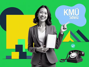 Collage-Illustration im Stil der 50er Jahre: Schwarz-Weiss-Foto einer lächelnden Geschäftsfrau mit Kalender und zeigender Hand, vor gelbem Quadrat und grünem Hintergrund. Schwebende hellblaue organische Form mit den Worten 'KMU Schweiz'. Unten links gestapelte grüne und gelbe Blöcke, oben blaue Diagonalstreifen, unten rechts ein schwarzes Wähltelefon mit einem weissen Haken.