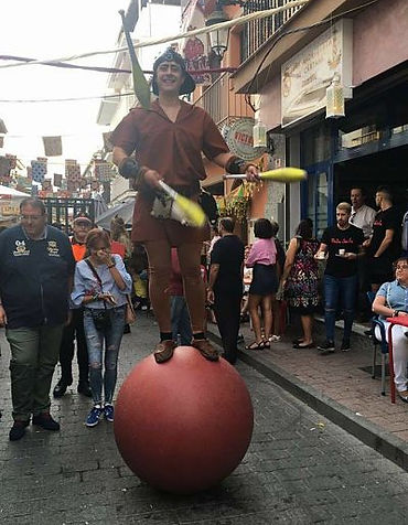 Malabares sobre bola con mazas en mercado medieval