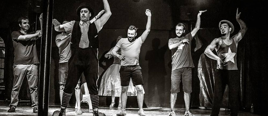 bailando con el publico durante una funcion de circo