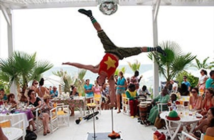 Equilibrio sobre una mano, terraza de crucero, showman