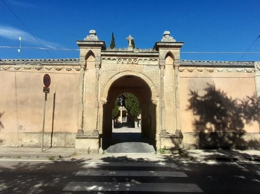 Leonforte: Il portale monumentale del cimitero comunale cade a pezzi...pure lui.