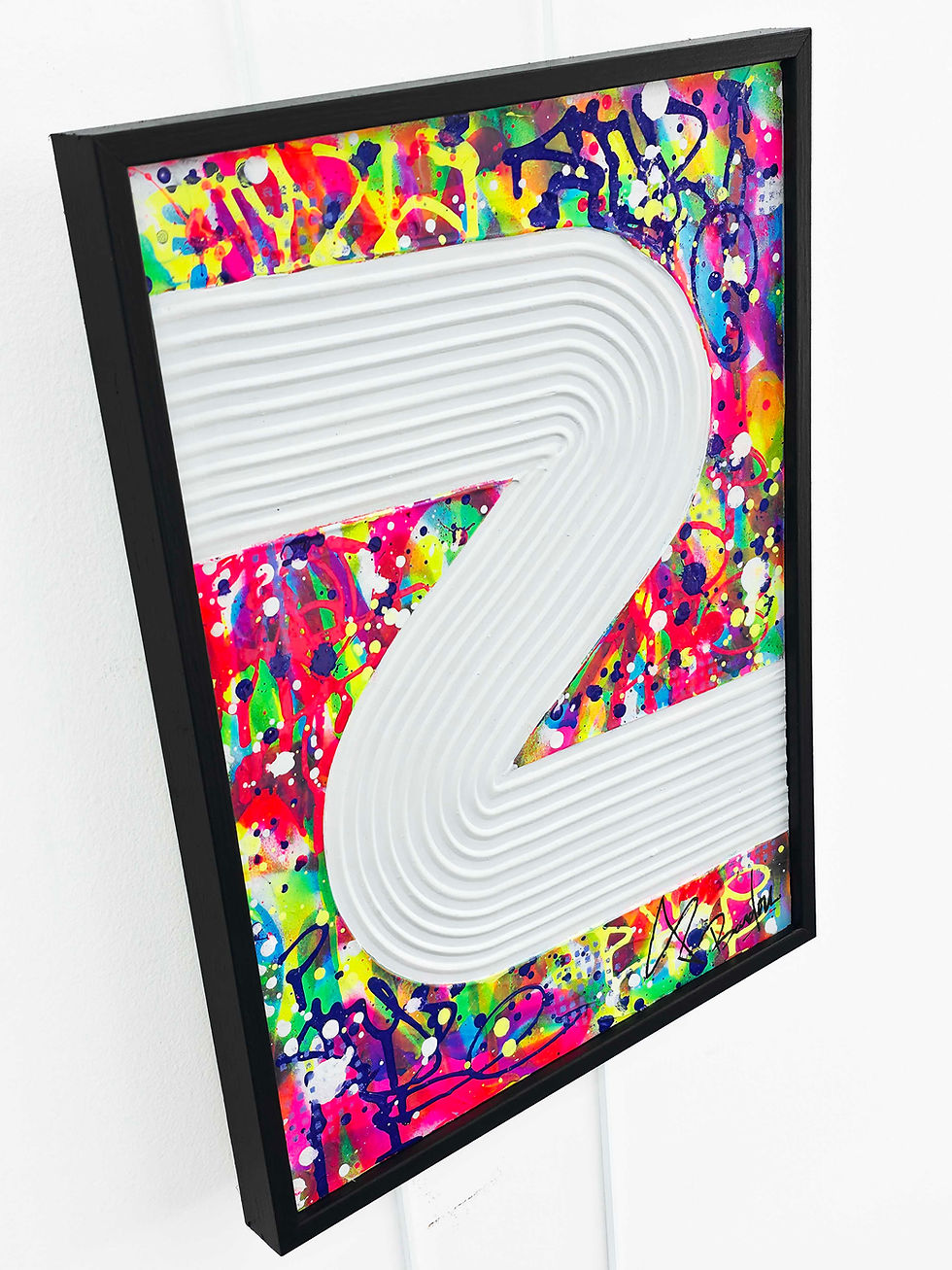 Œuvre street art fluo Graffiti Line avec encadrement bois noir design contemporain