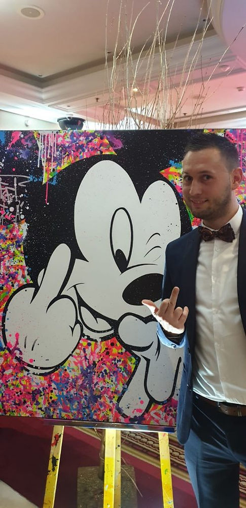 Vincent Bardou présente son célèbre tableau Mickey Mouse pop art aux côtés du tennisman Stanislas Wawrinka. Explorez toutes ses œuvres sur la galerie d’art en ligne officielle.