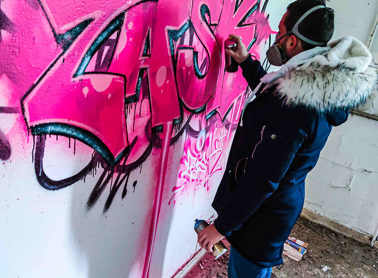 Farbenfrohes Street-Art-Graffiti-Gemälde des Malers Vicnent Bardou.jpg