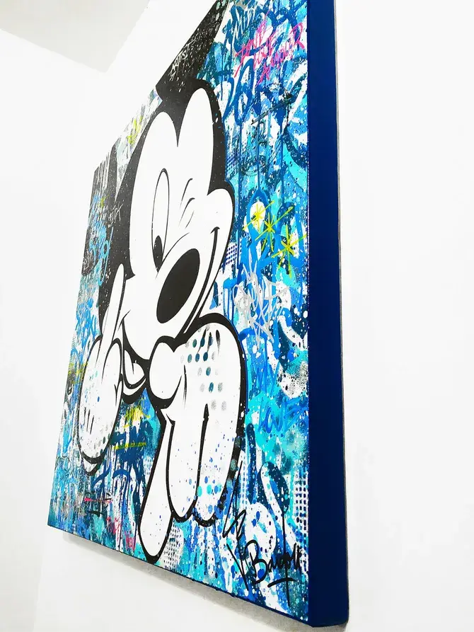 Peinture graffiti de Mickey Mouse et Minnie Mouse dans un style street art audacieux et coloré idéale pour une chambre
